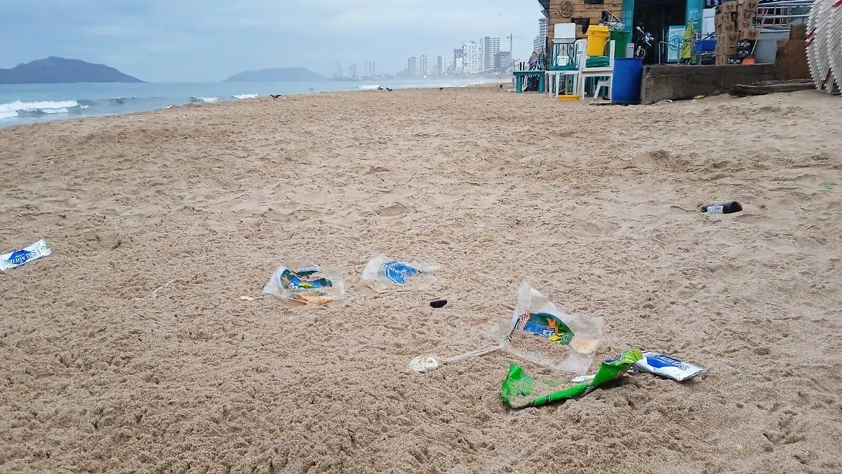 Basura por todos lados la otra imagen de las playas mazatlecas